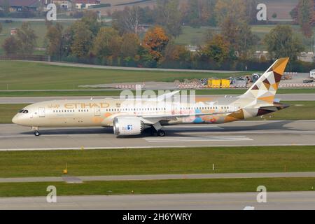 Etihad Airways Boeing 787-9 Dreamliner-Flugzeug startet am Flughafen Zürich. Flugzeuge mit Choose Thailand Special Lackierung. Etihad 787. Stockfoto