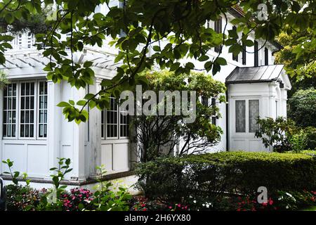 Ein GUTER ORT: Die wohlhabende Gemeinde Forest Hills Gardens besticht durch eine alte europäische Architektur, die für das Auge ästhetisch ist, und eine sehr begehrte Immobilie. Stockfoto