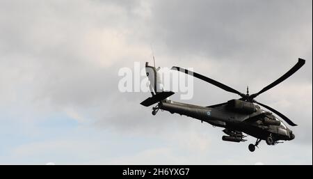 Ein Angriffshubschrauber der hellenischen Armee AH-64 Apache rückt während der kombinierten Waffen-Live-Feuer-Übung für die Olympische Zusammenarbeit 2021 in der Petrochori Range, Triantafyllides Camp, Griechenland, 16. November 2021, auf das Ziel vor. Olympic Cooperation 2021 ist eine Live-Feuer- und Manöverübung zur Stärkung des Zusammenhalts zwischen den Vereinigten Staaten und Griechenland. (USA Armeefoto von CPL. Max Elliott/FREIGEGEBEN) Stockfoto