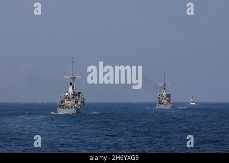 211114-A-PX137-0120 Golf von Oman (Nov 14, 2021) Minengegenmaßnahmen Schiffe USS Gladiator (MCM 11) und USS Sentry (MCM 3), links, und Patrouillenboot USCGC Baranof (WPB 1318) durchfahren den Golf von Oman, November 14. Gladiator, Sentry und Baranof werden zur Unterstützung von Marineoperationen in den Einsatzbereich der US-Flotte für 5th eingesetzt, um die maritime Stabilität und Sicherheit in der Zentralregion zu gewährleisten, Verbindung des Mittelmeers und des Pazifiks durch den westlichen Indischen Ozean und drei kritische Engpässe zum freien Fluss des globalen Handels. (USA Armee-Foto von SPC. Aleksander Fomin) Stockfoto