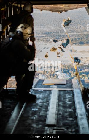 Flieger der 820 Base Defence Group und Soldaten der Georgia Army National Guard bilden einen statischen Absprung eines Marine Corps CH-53 'Sea Henglion' Hubschraubers auf der Moody Air Force Base, Georgia, 16. November 2021. Die 820 Base Defence Group Airmen, Soldaten der Nationalgarde der Georgia Army und Mitglieder der Hubschrauber-Crew des Marine Corps CH-53 führten Flugoperationstrainings durch, um Taktiken, Techniken und Verfahren aus drei verschiedenen Bereichen des Militärs auszutauschen und die Fähigkeiten der gemeinsamen agilen Einsatzmission zu stärken. (USA Luftwaffe Foto von 1st LT. Katie Tamesis) Stockfoto
