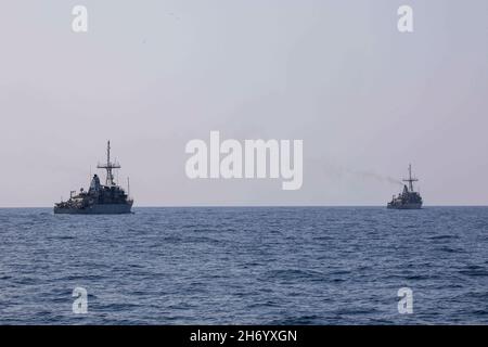 211114-A-PX137-0145 Golf von Oman (Nov 14, 2021) - Minenkompassschiffe USS Gladiator (MCM 11) und USS Sentry (MCM 3), links, Transit the Gulf of Oman, Nov. 14. Gladiator und Sentry werden in den Einsatzbereich der US-Flotte für 5th eingesetzt, um Marineinoperationen zu unterstützen, um die maritime Stabilität und Sicherheit in der Zentralregion zu gewährleisten, indem sie das Mittelmeer und den Pazifik durch den westlichen Indischen Ozean und drei kritische Drosselpunkte mit dem freien Fluss des globalen Handels verbinden. (USA Armee-Foto von SPC. Aleksander Fomin) Stockfoto
