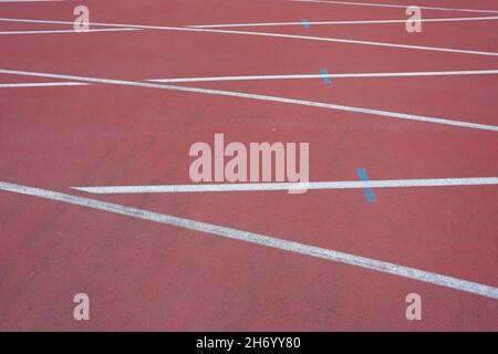 Leere Laufstrecken weiß im Stadion für Wettbewerb oder Bestellkonzept. Hochwertige Fotos Stockfoto