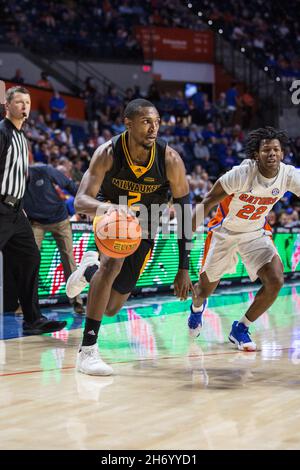 18. November 2021: Der Wächter der Milwaukee Panthers, Jordan Lathon (2), fährt während des NCAA-Basketballspiels zwischen den Milwaukee Panthers und den Florida Gators im Stephen C. O'Connell Center Gainesville, FL, in die Verteidigung. Jonathan Huff/CSM Stockfoto