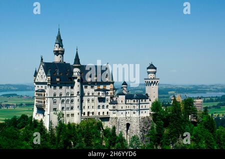 Fussen, Deutschland - 29. Juni 2019: Schloss Neuschwanstein in Nebel gehüllt in den bayerischen Alpen. Stockfoto