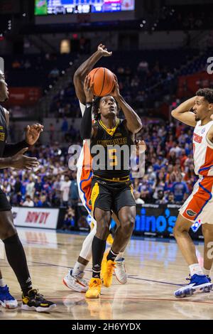 18. November 2021: Markeith Browning II (5) fährt während des NCAA-Basketballspiels zwischen den Milwaukee Panthers und den Florida Gators im Stephen C. O'Connell Center Gainesville, FL, in die Gasse. Jonathan Huff/CSM Stockfoto