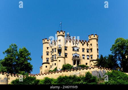 Fussen, Deutschland - 29. Juni 2019: Schloss Hohenschwangau in den bayerischen Alpen, Deutschland. Stockfoto