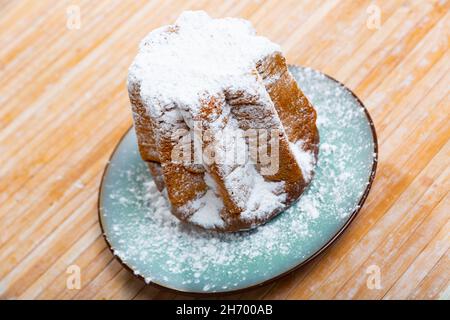 Weihnachtskuchen Pandoro mit Zuckerpulver Stockfoto