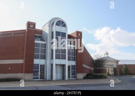 Muncy, Usa. 18th. November 2021. Außenansicht eines Eingangs zur Lycoming Mall. Die Lycoming Mall wurde 1978 eröffnet, mit Hess's Department Store, Sears und Gee Bee als Anker. Kredit: SOPA Images Limited/Alamy Live Nachrichten Stockfoto