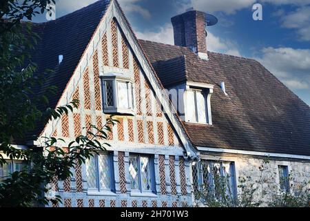 Ein GUTER ORT: Die wohlhabende Gemeinde Forest Hills Gardens besticht durch eine alte europäische Architektur, die für das Auge ästhetisch ist, und eine sehr begehrte Immobilie. Stockfoto