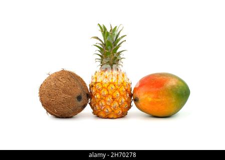 Ganze Kokosnuss, Ananasfrucht und bunte Mango isoliert auf weißem Hintergrund Stockfoto