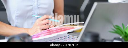 Designer wählt Farben aus der Palette für das Projekt aus Stockfoto