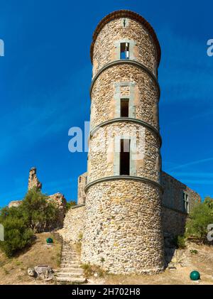 Blick auf das mittelalterliche Schloss Grimaud im gleichnamigen Dorf in Frankreich Stockfoto