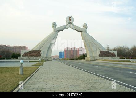 Die Skulptur des Wiedervereinigungsbogens am Stadtrand von Pjöngjang in Nordkorea. Stockfoto