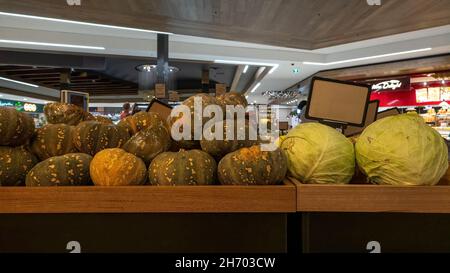 Townsville, Queensland, Australien - November 2021: Kürbisse und Kohl zum Verkauf in Supermarktregalen Stockfoto