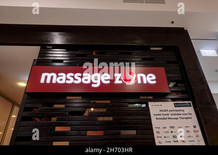 Townsville, Queensland, Australien - 2021. November: Schild für die Massagezone im Einkaufszentrum Stockfoto