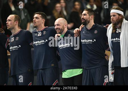 Paris, Frankreich. 18th. November 2021. Henrik Toft Hansen von PSG, Mathieu Grebille von PSG, Vincent Gerard von PSG, Nikola Karabatic von PSG und Mikkel Hansen von PSG sowie das gesamte Team, das den Sieg am Ende des Spiels während der EHF Champions League feierte, Gruppenspiel der Handball-Phase zwischen Paris Saint-Germain und dem FC Porto am 18. November 2021 im Pierre de Coubertin-Stadion in Paris, Frankreich. Foto von Victor Joly/ABACAPRESS.COM Quelle: Abaca Press/Alamy Live News Stockfoto