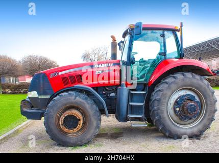 Kiew, Ukraine - 2. August 2020: Case IH Traktor 225 und Logo in Kiew, Ukraine, am 2. August 2020. Case IH ist eine Marke für landwirtschaftliche Geräte Stockfoto
