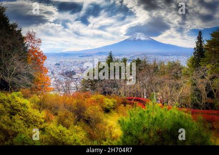 Ein Blick auf den Fuji durch die herbstlichen farbigen Blätter in der Nähe der Stadt Fujuyoshida, Japan. Stockfoto
