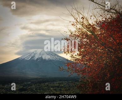 Berg Fuji im Herbst und die Stadt Fujuyoshida, Japan. Stockfoto
