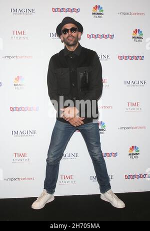 Los Angeles, Ca. 18th. November 2021. JR, bei Paper & Glue/A JR Project LA Premiere Screening im Museum of Tolerance in Los Angeles, Kalifornien, am 18. November 201. Quelle: Saye Sadou/Media Punch/Alamy Live News Stockfoto