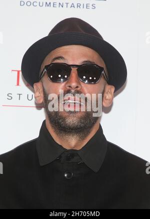 Los Angeles, Ca. 18th. November 2021. JR, bei Paper & Glue/A JR Project LA Premiere Screening im Museum of Tolerance in Los Angeles, Kalifornien, am 18. November 201. Quelle: Saye Sadou/Media Punch/Alamy Live News Stockfoto