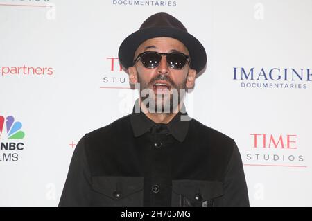Los Angeles, Ca. 18th. November 2021. JR, bei Paper & Glue/A JR Project LA Premiere Screening im Museum of Tolerance in Los Angeles, Kalifornien, am 18. November 201. Quelle: Saye Sadou/Media Punch/Alamy Live News Stockfoto
