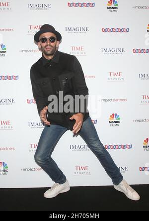 Los Angeles, Ca. 18th. November 2021. JR, bei Paper & Glue/A JR Project LA Premiere Screening im Museum of Tolerance in Los Angeles, Kalifornien, am 18. November 201. Quelle: Saye Sadou/Media Punch/Alamy Live News Stockfoto