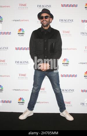 Los Angeles, Ca. 18th. November 2021. JR, bei Paper & Glue/A JR Project LA Premiere Screening im Museum of Tolerance in Los Angeles, Kalifornien, am 18. November 201. Quelle: Saye Sadou/Media Punch/Alamy Live News Stockfoto