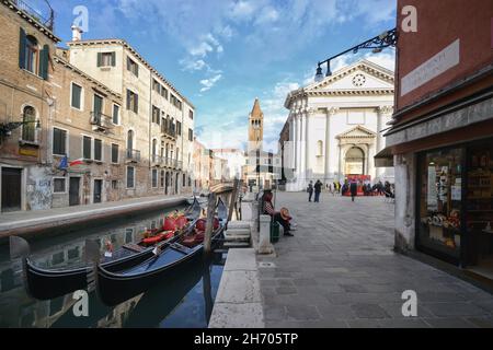 Eine schöne Aussicht in Dorsoduro Venedig Sestiere mit einer Gondel Anlegestelle im Vordergrund Stockfoto