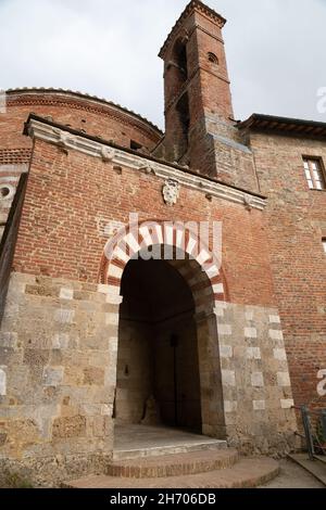 Die Kapelle von Montesiepi auf einem Hügel in der Nähe von Abbazia di San Galgano, berühmt für ihre „Steinschrift“. Das Hotel liegt in der Nähe von Chiusdino im Landkreis Siena Stockfoto