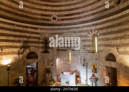 Die Kapelle von Montesiepi auf einem Hügel in der Nähe von Abbazia di San Galgano, berühmt für ihre „Steinschrift“. Das Hotel liegt in der Nähe von Chiusdino im Landkreis Siena Stockfoto