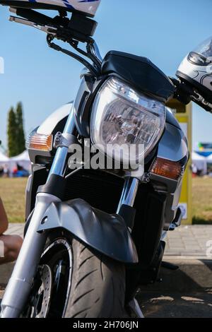 Geparkte Motorräder. Geschäft Händler Motorrad Hersteller Shop. Ein Motorrad auf der Show mit Chrom-Details und andere Teile, Nahaufnahme mit Tiefenschärfe Openair Stockfoto