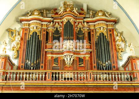 HOEXTER, DEUTSCHLAND - 04. Apr 2021: Eine prächtige große Kirchenorgel mit vielen Pfeifen und Registern in goldener und brauner Farbe Stockfoto