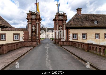 HOEXTER, DEUTSCHLAND - 04. Apr 2021: Der Eingang zum Schloss Corvey in Hoxter in Deutschland durch eine Brücke in Deutschland Stockfoto