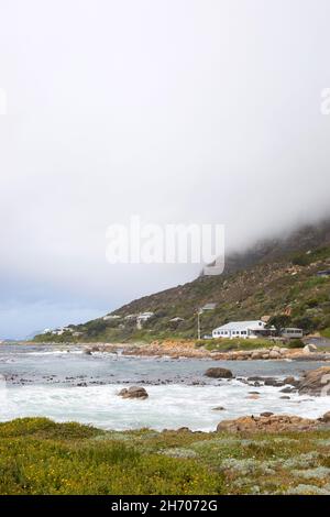 KAPSTADT, SÜDAFRIKA - 06. Okt 2021: Ein Miller's Point Boot startet vor der False Bay Küste von Kapstadt, Südafrika Stockfoto