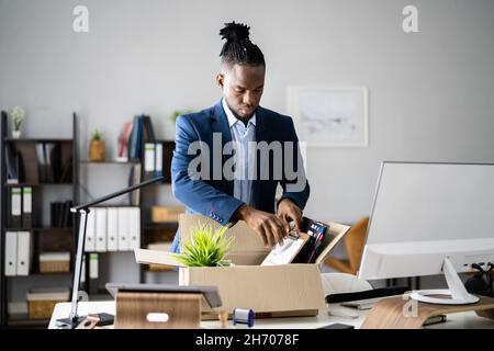 Job Beenden. Mitarbeiter Hält Karton Am Schreibtisch Stockfoto