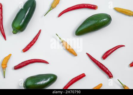 Mehrere Arten von Paprika auf der weißen Oberfläche Stockfoto