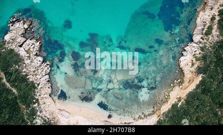 Luftaufnahme des Strandes von Porto Timoni und der Piratenbucht auf der griechischen Insel Korfu Stockfoto