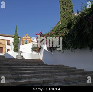 Plaza Nuestra Señora de la Paz y Esperanza in Córdoba Spanien.Platz neben dem Christus der Laternen, voller Blumen und Stufen, die zum Bailio-Hang führen. Stockfoto