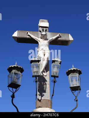 Der Christus der Buße und Barmherzigkeit, oder der Christus der Laternen, Cristo de los Faroles, ein Kruzifix auf der Plaza de los Kapuzinos (1794) vom Bildhauer Juan Navarro León.Cordoba Spanien. Stockfoto