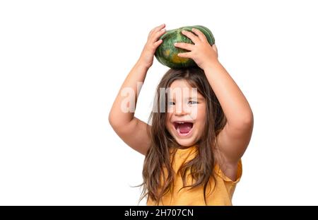 Glückliches Kind hält Kürbis über Kopf isoliert auf weißem Hintergrund Stockfoto