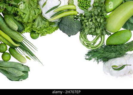 Rahmen aus grünem Gemüse und Obst isoliert auf weißem Hintergrund. Stockfoto