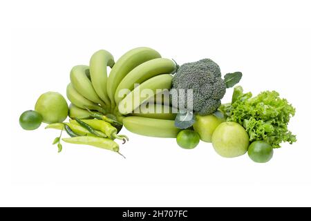 Isolieren Sie grünes Obst und Gemüse auf weißem Hintergrund. Bananen, Brokkoli, Apfel, Limette, würzig Stockfoto