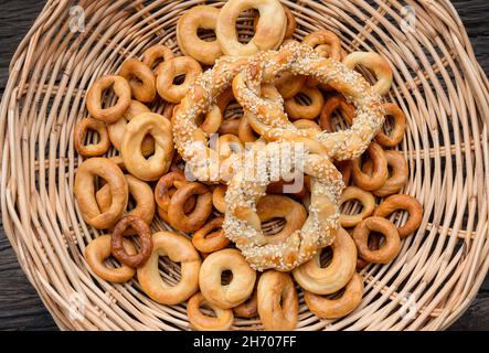 Bagels im Korb. Leckere frisch zubereitete Backwaren. Stockfoto