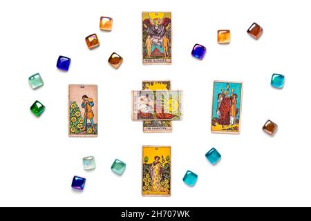 Legt Tarot-Karten, Kristall auf weißem Hintergrund Flat Lay Draufsicht Wahrsagung, Vorhersage, esoterisches Konzept. Stockfoto