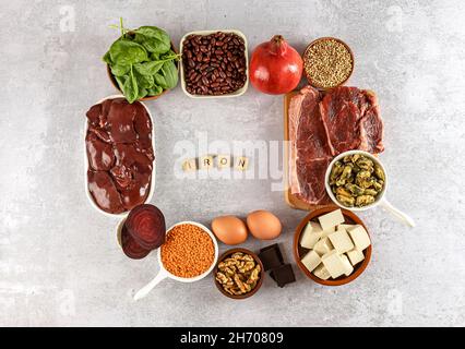 Lebensmittel mit hohem Eisengehalt, eine gute Quelle für Ihre Gesundheit, Nervensystem und endokrines System, Bio-Zutaten. Gesunde Ernährung Konzept. Stockfoto