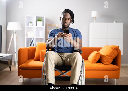 Afrikanischer Mann Mit Mobiltelefon Oder Smartphone Stockfoto