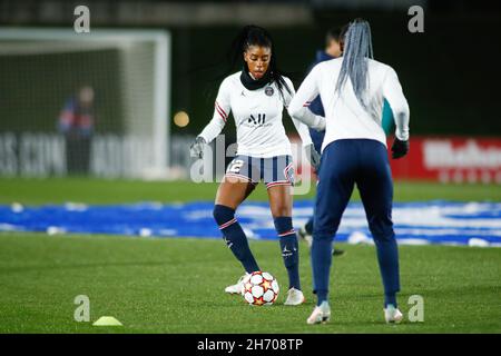 Ashley Lawrence von PSG erwärmt sich während des UEFA Women's Champions League, Gruppe B, Fußballspiels zwischen Real Madrid und Paris Saint-Germain am 18. November 2021 im Alfredo Di Stefano Stadion in Valdebebas, Madrid, Spanien - Foto: Oscar Barroso/DPPI/LiveMedia Stockfoto