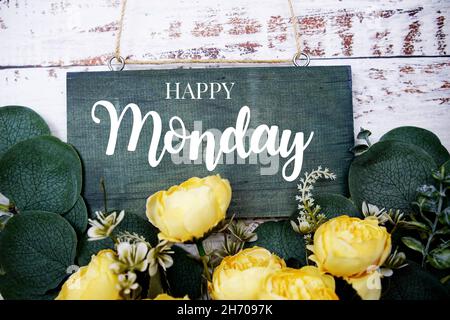 Happy Monday Typografie Text mit Blumendekoration auf Holzhintergrund Stockfoto
